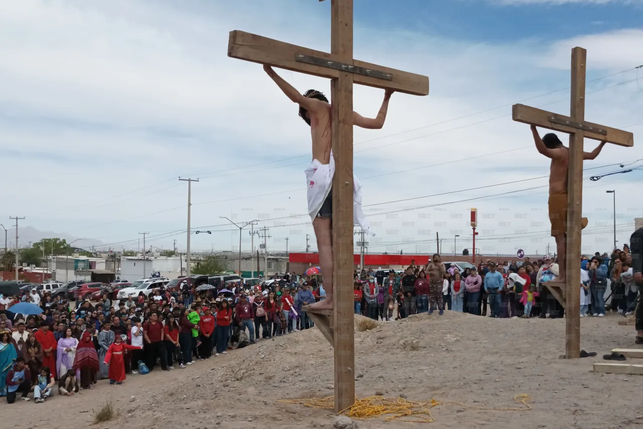 Crucifican al nazareno en Las Torres
