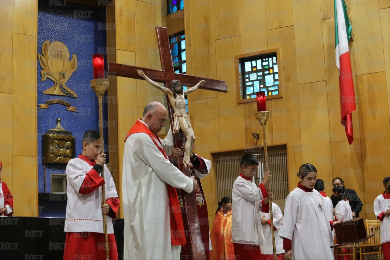 Celebran católicos la Pasión del Señor en la catedral