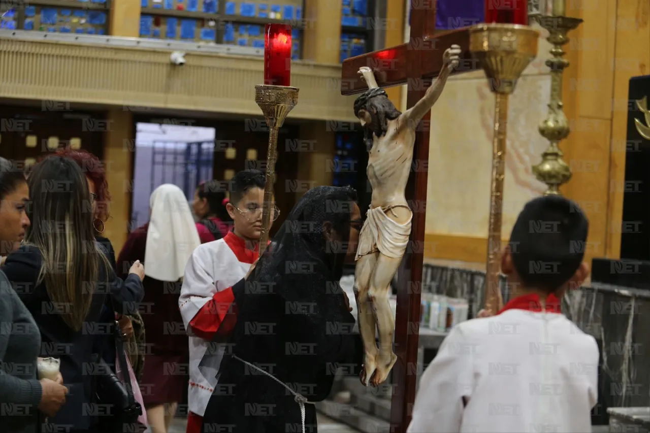 Celebran católicos la Pasión del Señor en la catedral