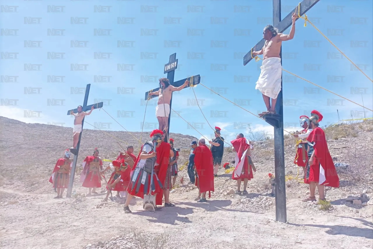 Bajo el viento y el sol crucifican a 'Jesús'