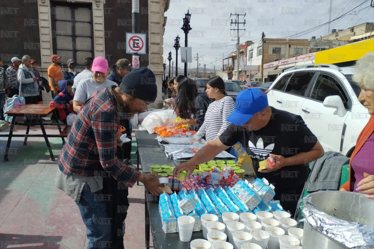 Llevan alimentos y esperanza a personas en situación de calle