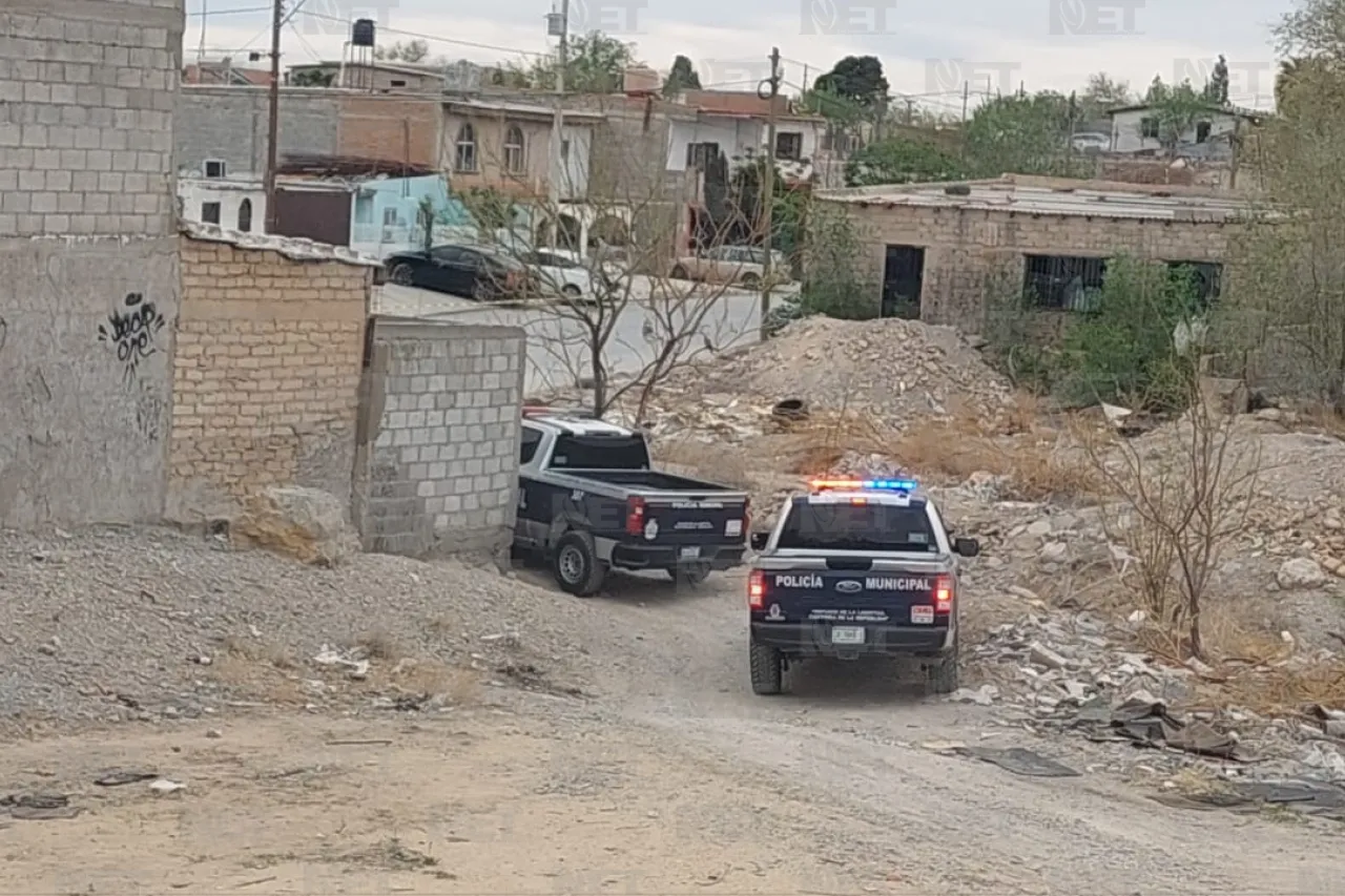 Juárez: Dejan encobijado en terreno baldío