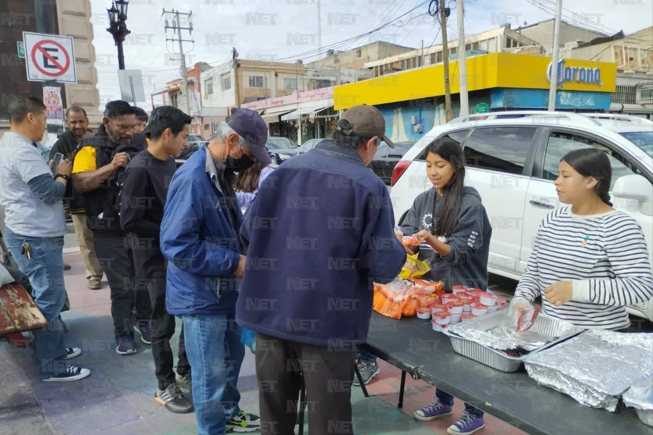 Llevan alimentos y esperanza a personas en situación de calle