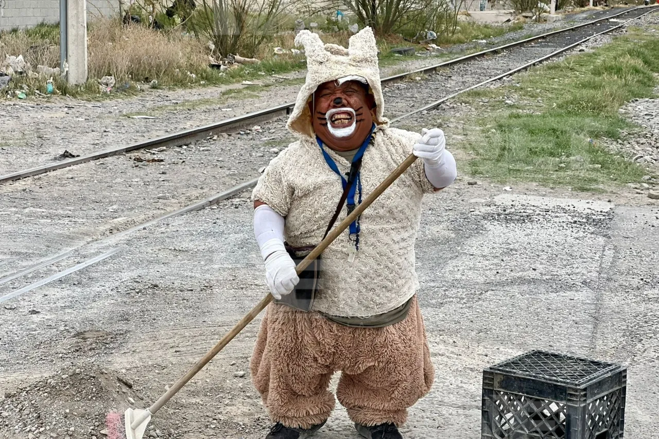 Con su traje de conejo, don Rubén Ledezma trabaja tapando baches en Pascua