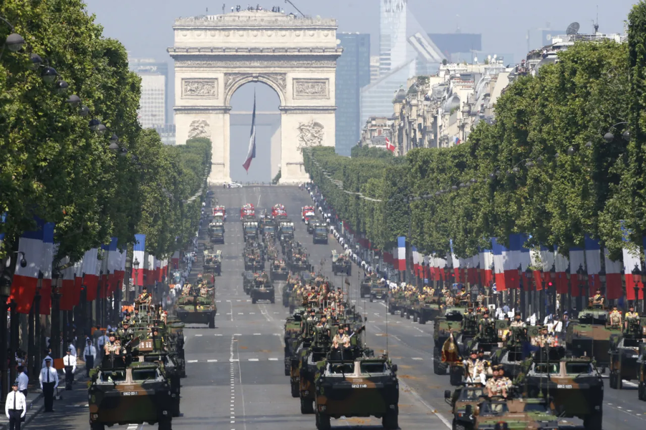 Enviará Francia cientos de vehículos blindados a Ucrania