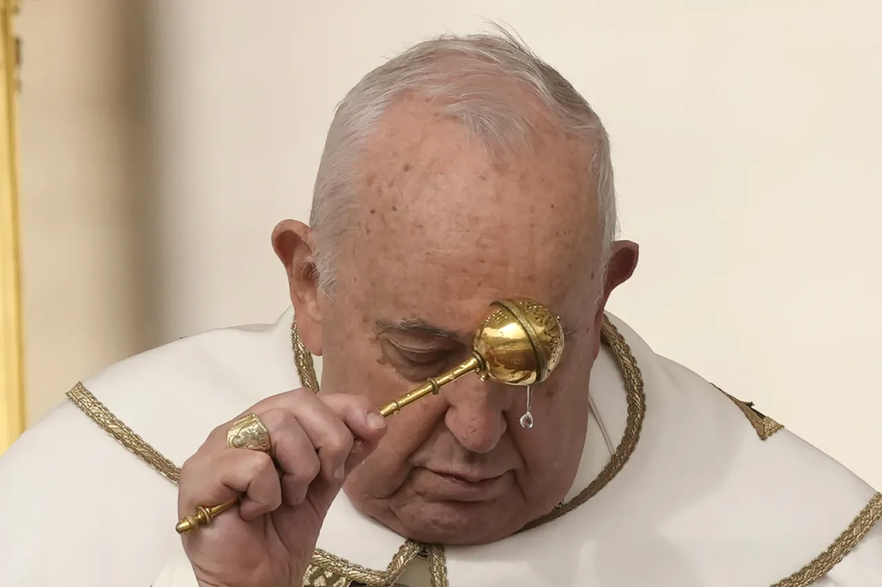 Preside papa misa del Domingo de Pascua pese a problemas de salud