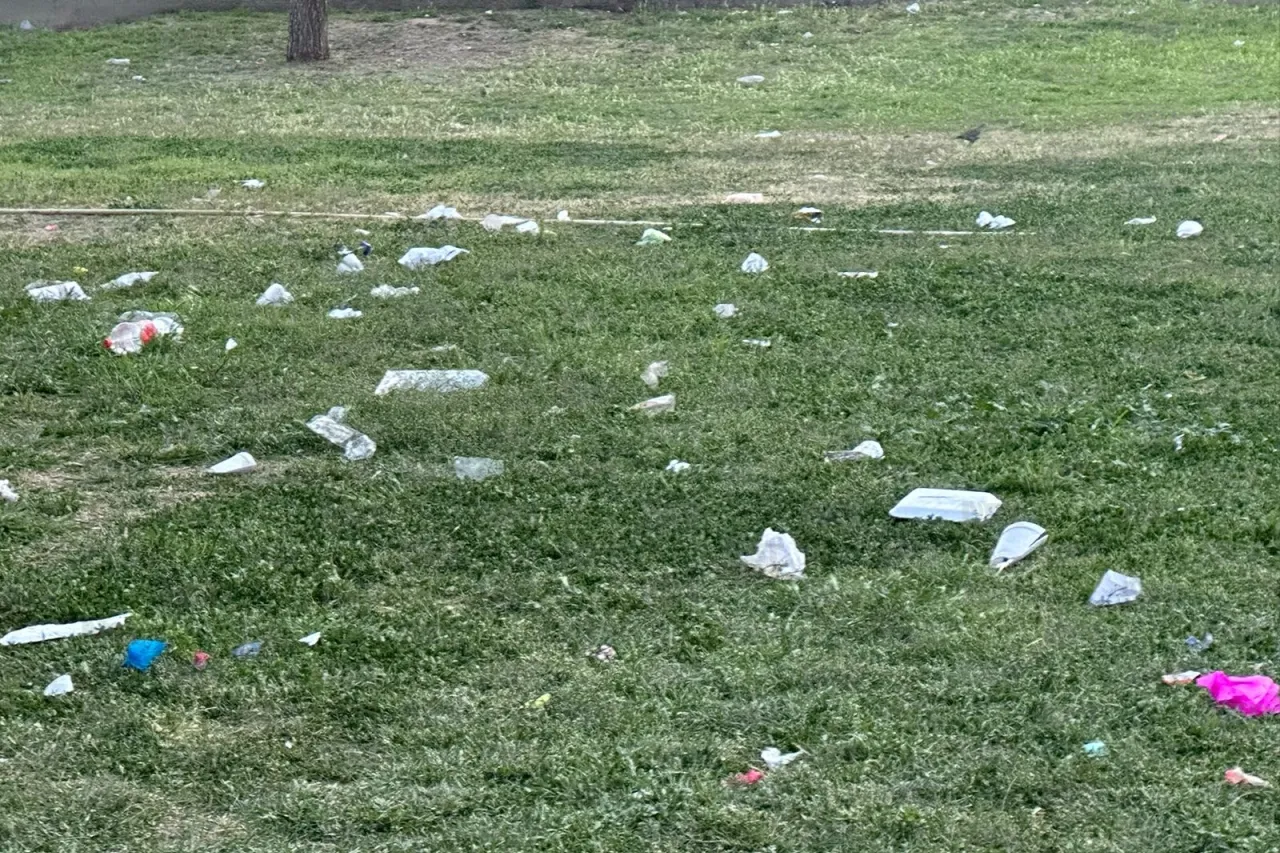 Tras la celebración de Pascua, queda basura regada en El Chamizal