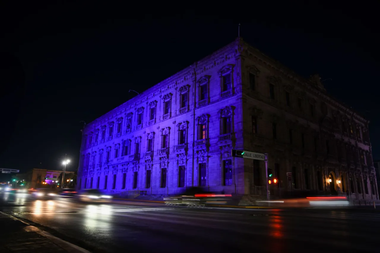 Palacio de Gobierno de Chihuahua se ilumina de color azul