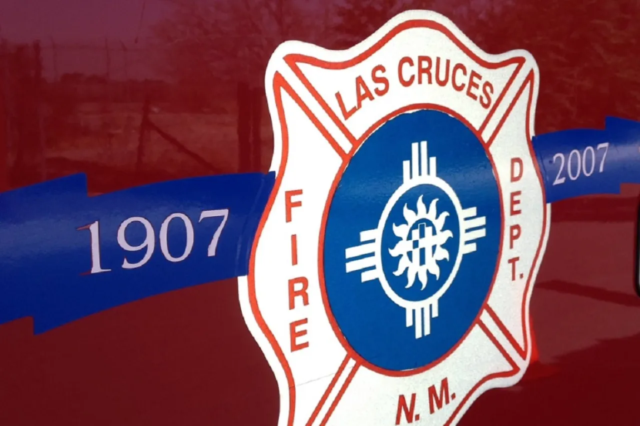 Las Cruces: Rescatan a pareja y 2 perros tras incendio en apartamento