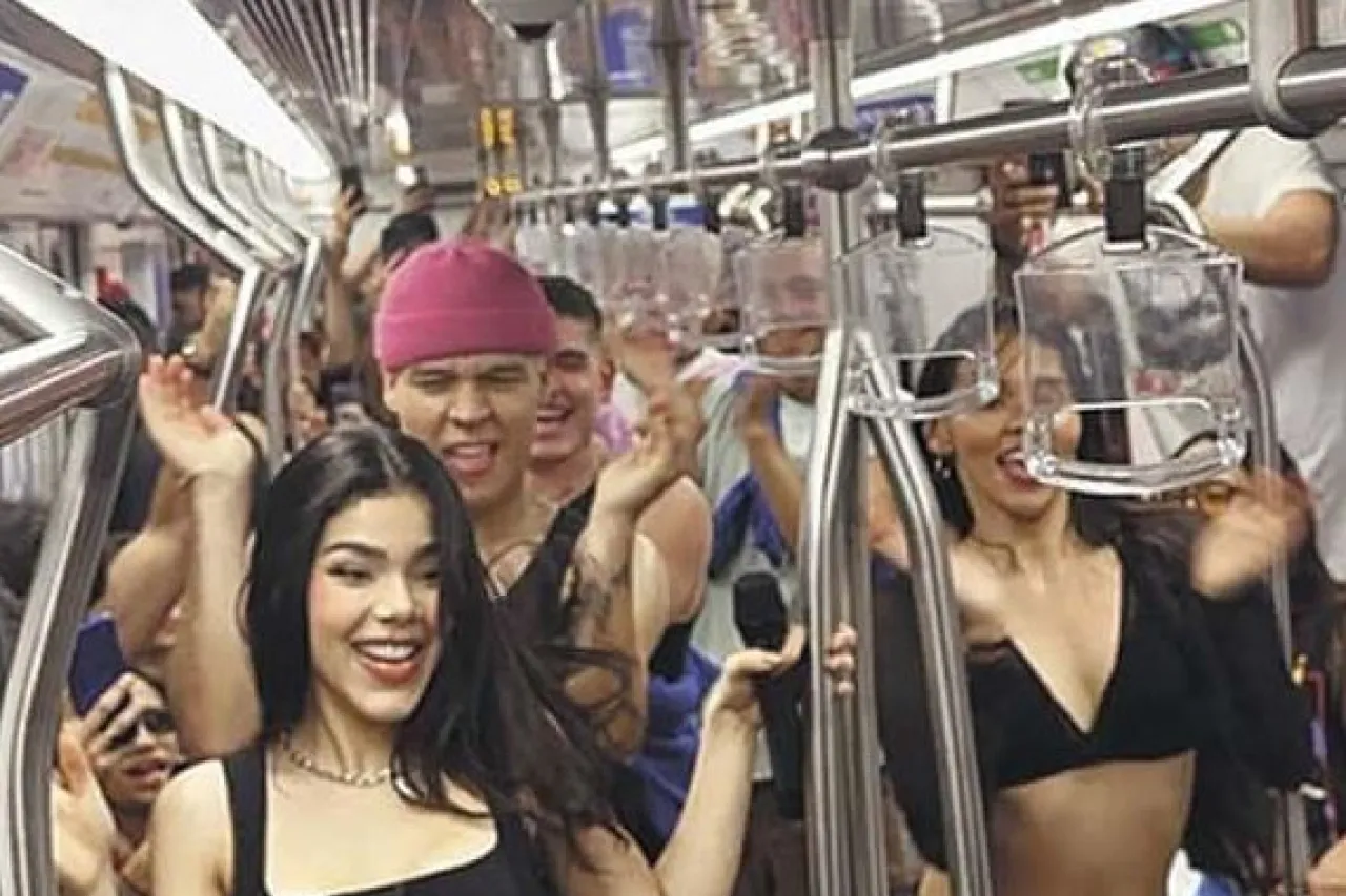 Kenia Os sorprende a fans en metro de Monterrey