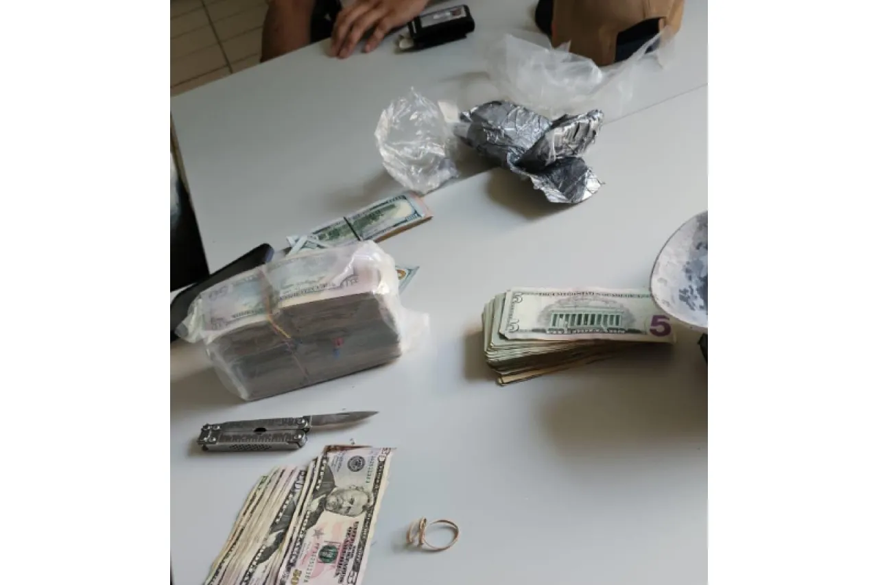 Cruza a Juárez con 64 mil dólares en efectivo; lo arrestan
