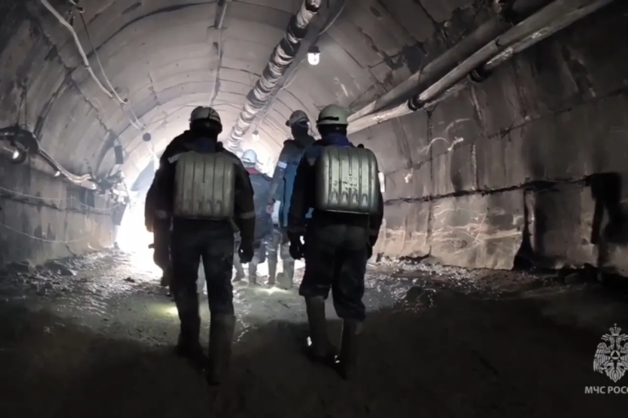 Dan por muertos a 13 trabajadores atrapados en mina de Rusia