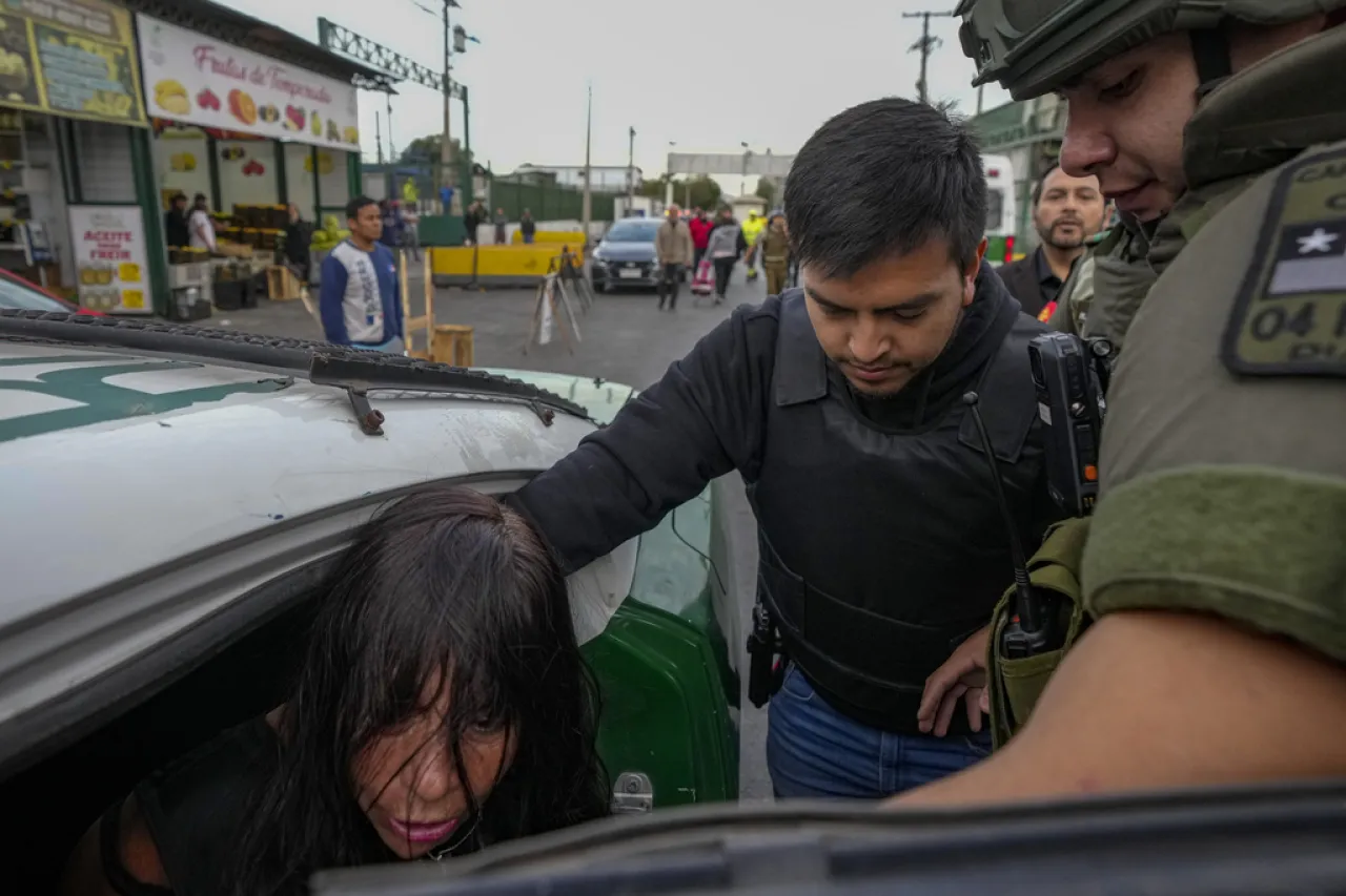 Chile: Mujer arrebata arma a un guardia y dispara en un mercado