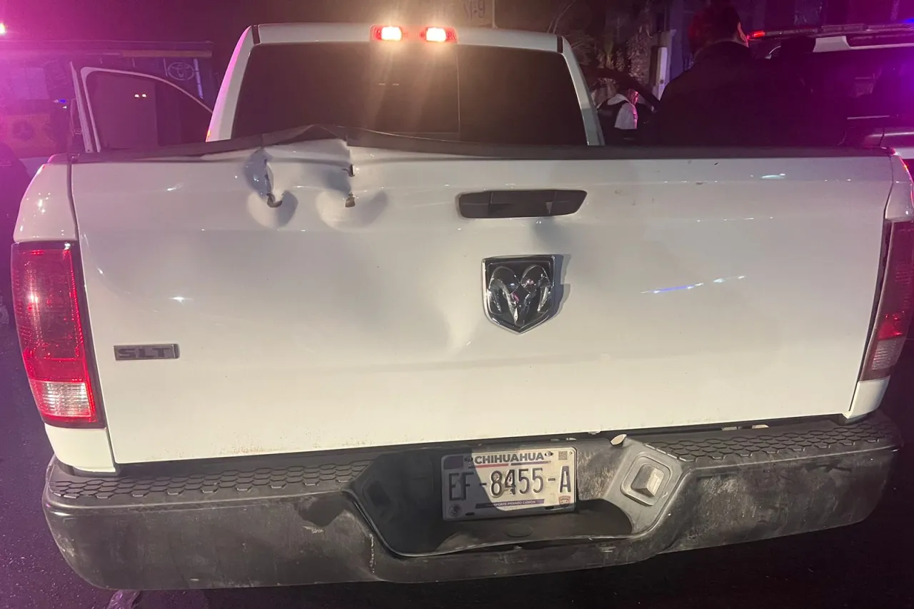 Policías de Juárez se pasan alto y chocan una camioneta