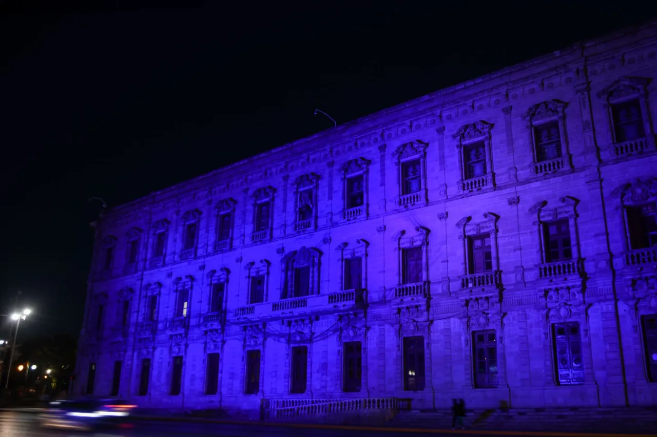 Palacio de Gobierno de Chihuahua se ilumina de color azul