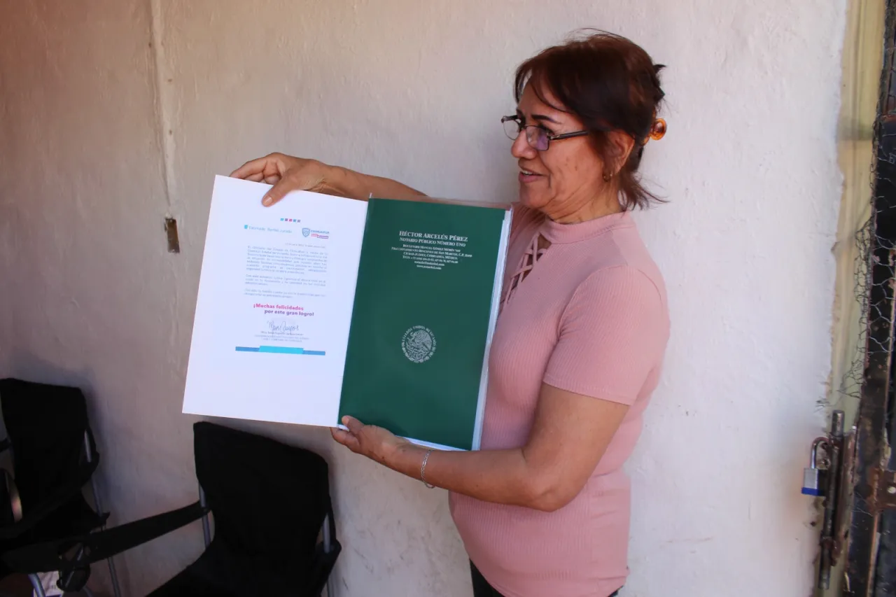 Tras 18 años, madre trabajadora recibe las escrituras de su casa