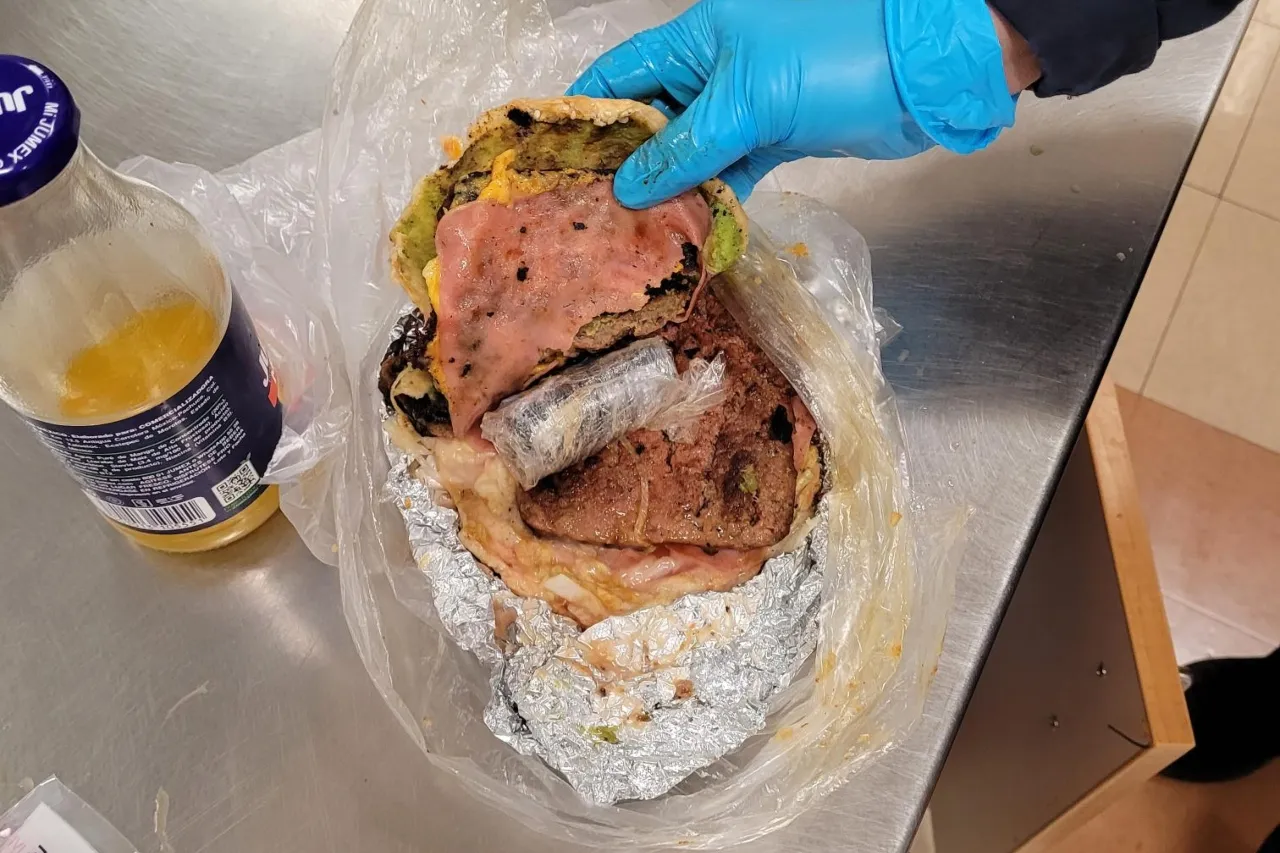 El Paso: Mujer intenta cruzar fentanilo dentro de una hamburguesa