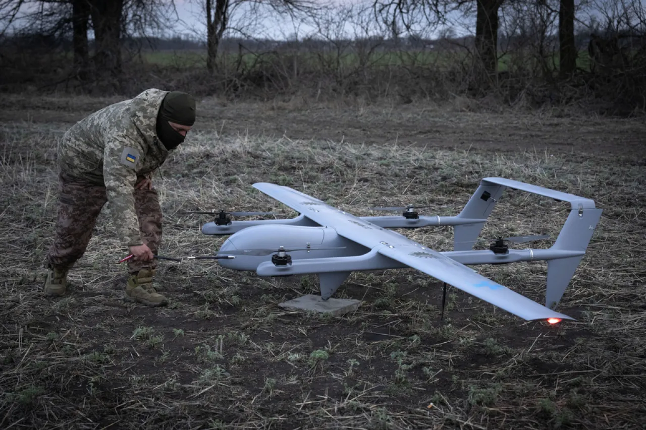 Drones ucranianos atacan refinería y fábrica en Rusia