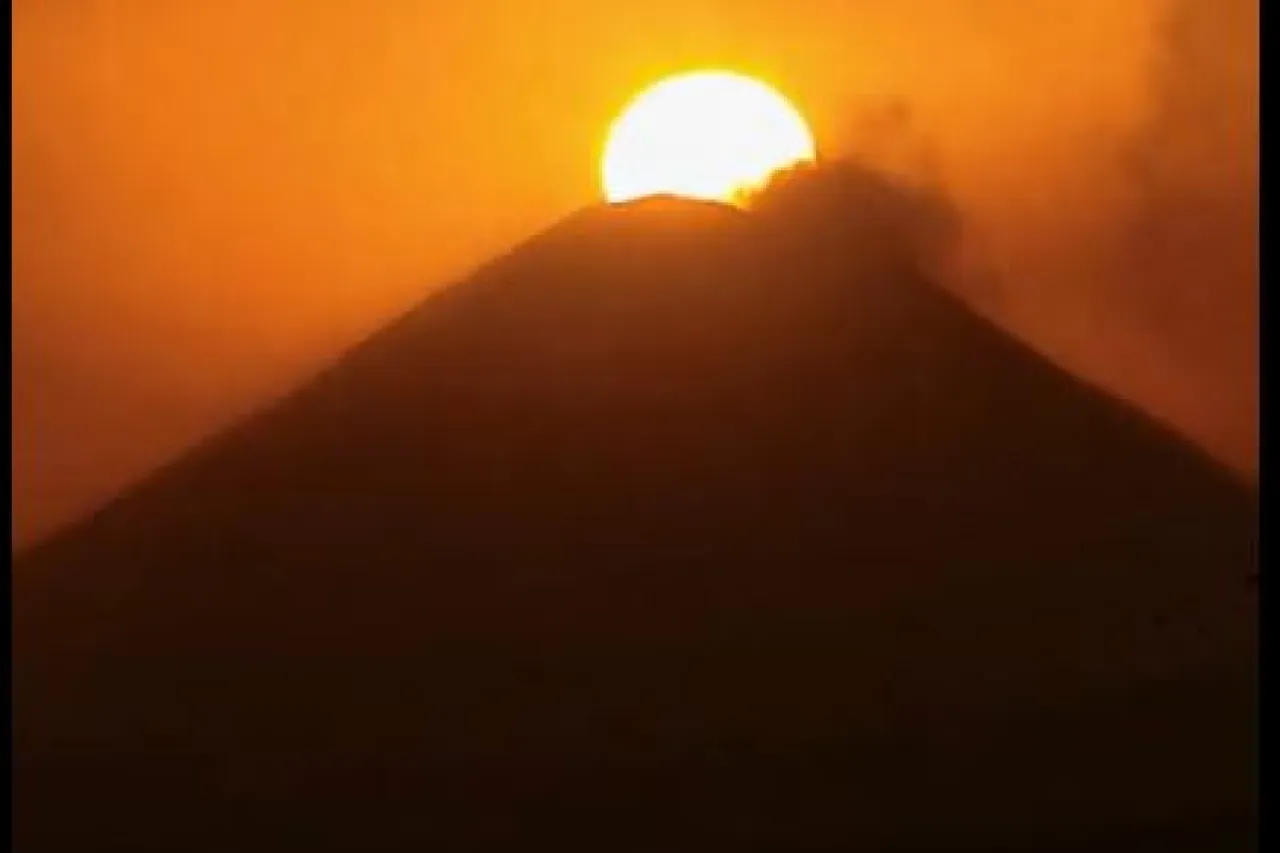 Captan al Popocatépetl ‘devorando’ al Sol