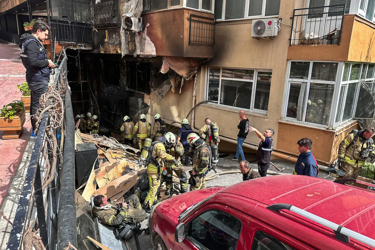 Suman 29 muertos por incendio en club nocturno de Estambul