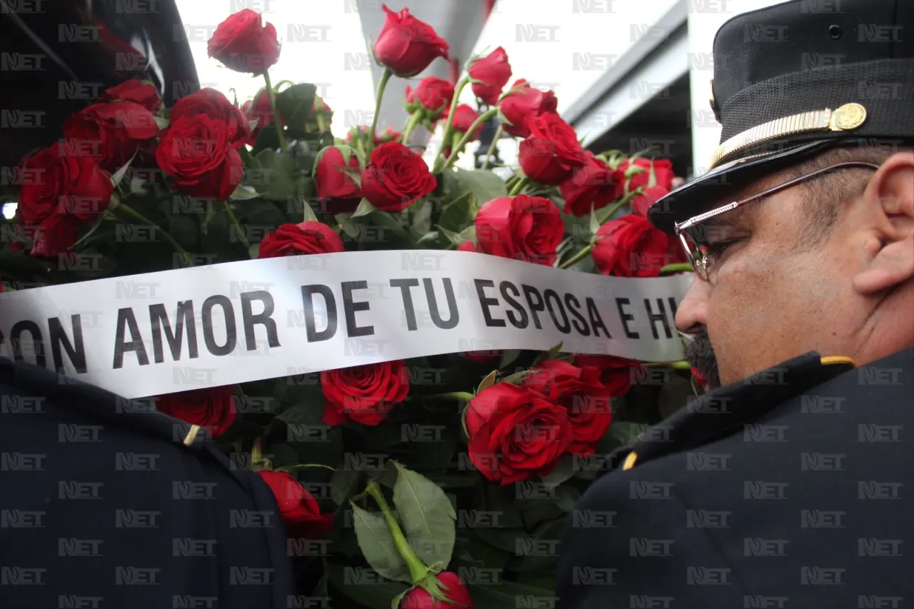 Bomberos y funcionarios dan último adiós a Roberto Briones