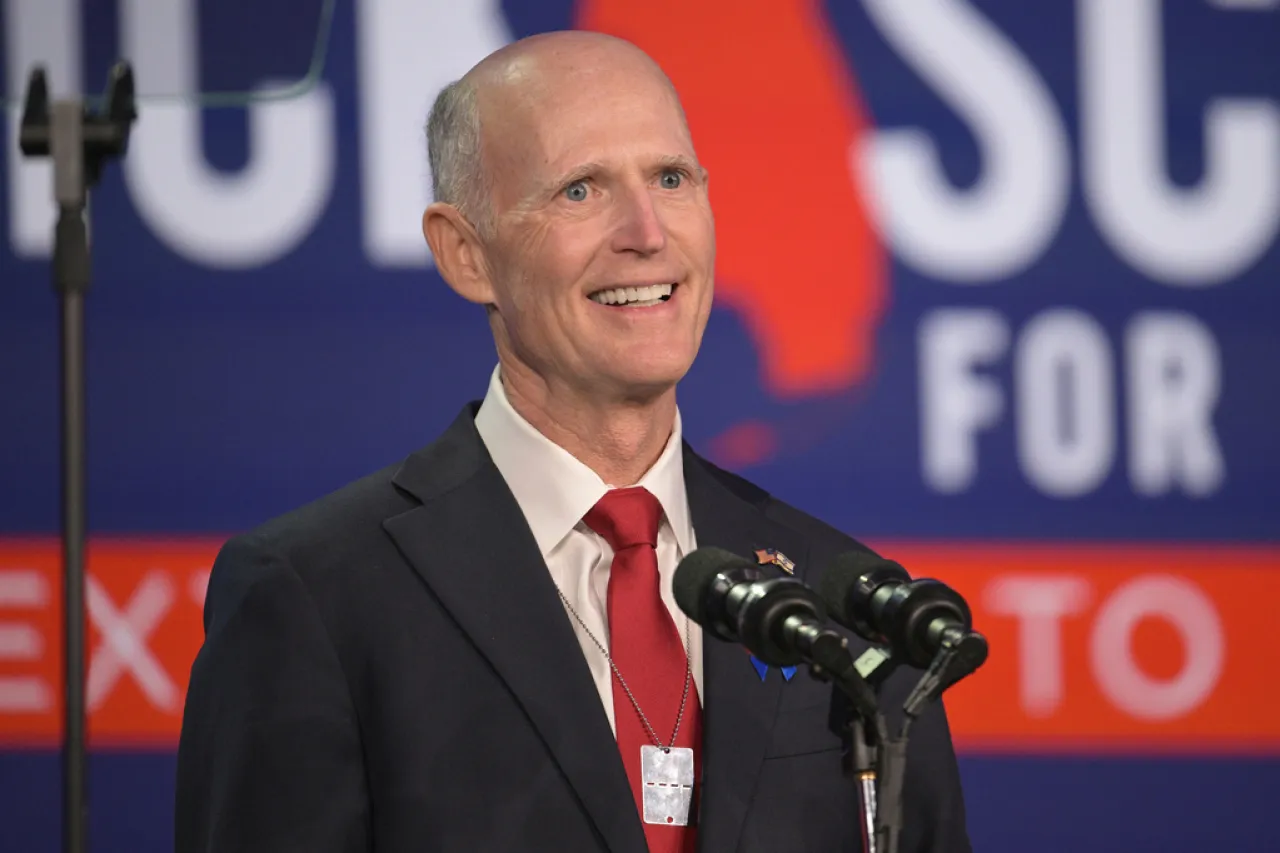 Gasta Rick Scott millones de dólares en anuncios a votantes hispanos de Florida