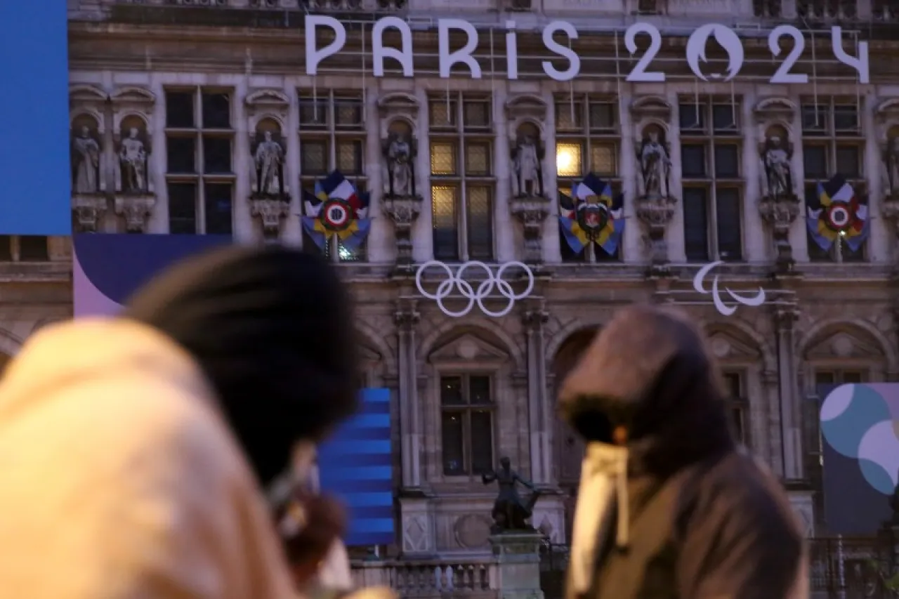 Policía expulsa a migrantes de París meses antes de los Juegos Olímpicos