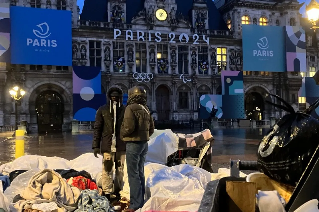 Policía expulsa a migrantes de París meses antes de los Juegos Olímpicos