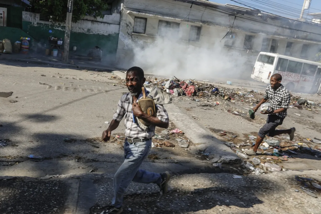 Más de 53 mil personas huyen de la capital de Haití por violencia