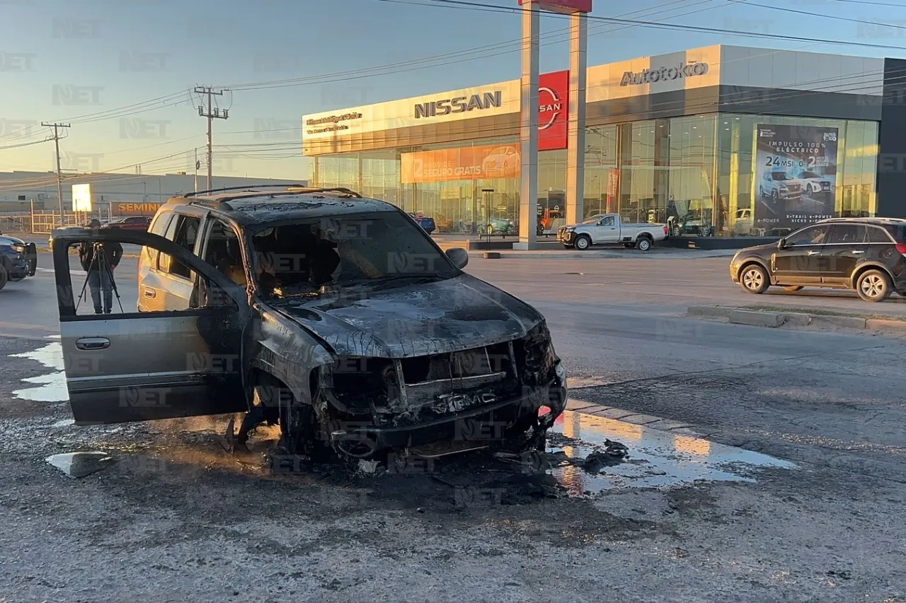 Juárez: Iban al trabajo y se les incendia camioneta