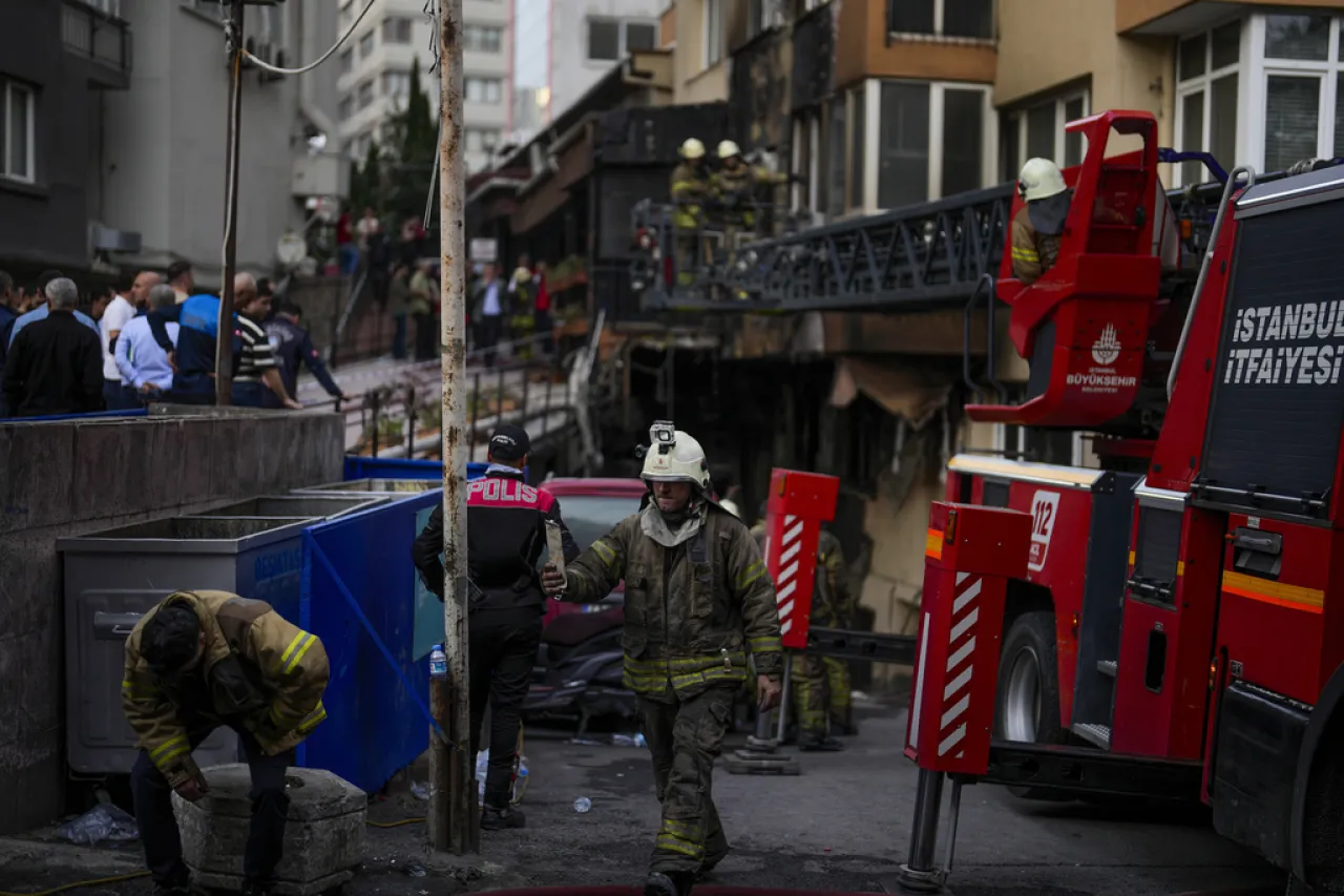 Chispas de soldadora habrían causado incendio en club de Estambul