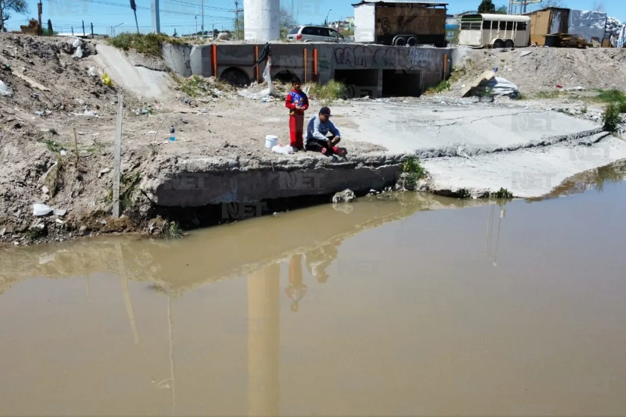 Pesca recreativa en la orilla del río Bravo en Ciudad Juárez