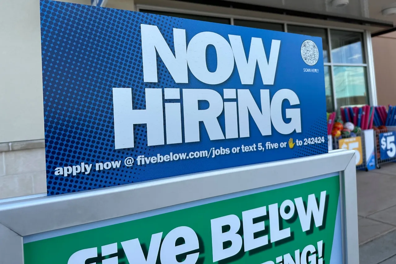 Menos estadunidenses solicitan ayuda por desempleo ante próspero mercado laboral