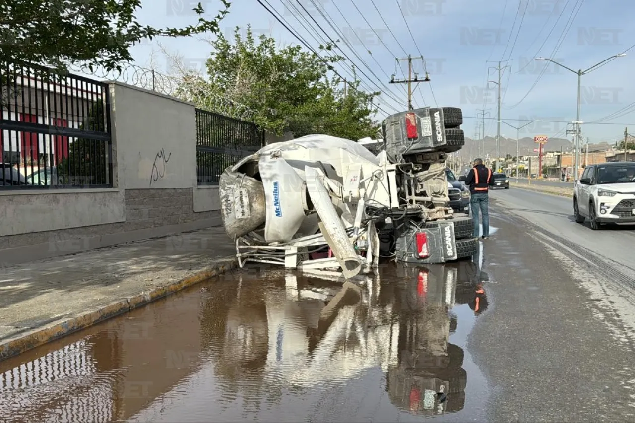 Vuelca ‘trompo’ de cemento al esquivar auto que se le atravesó