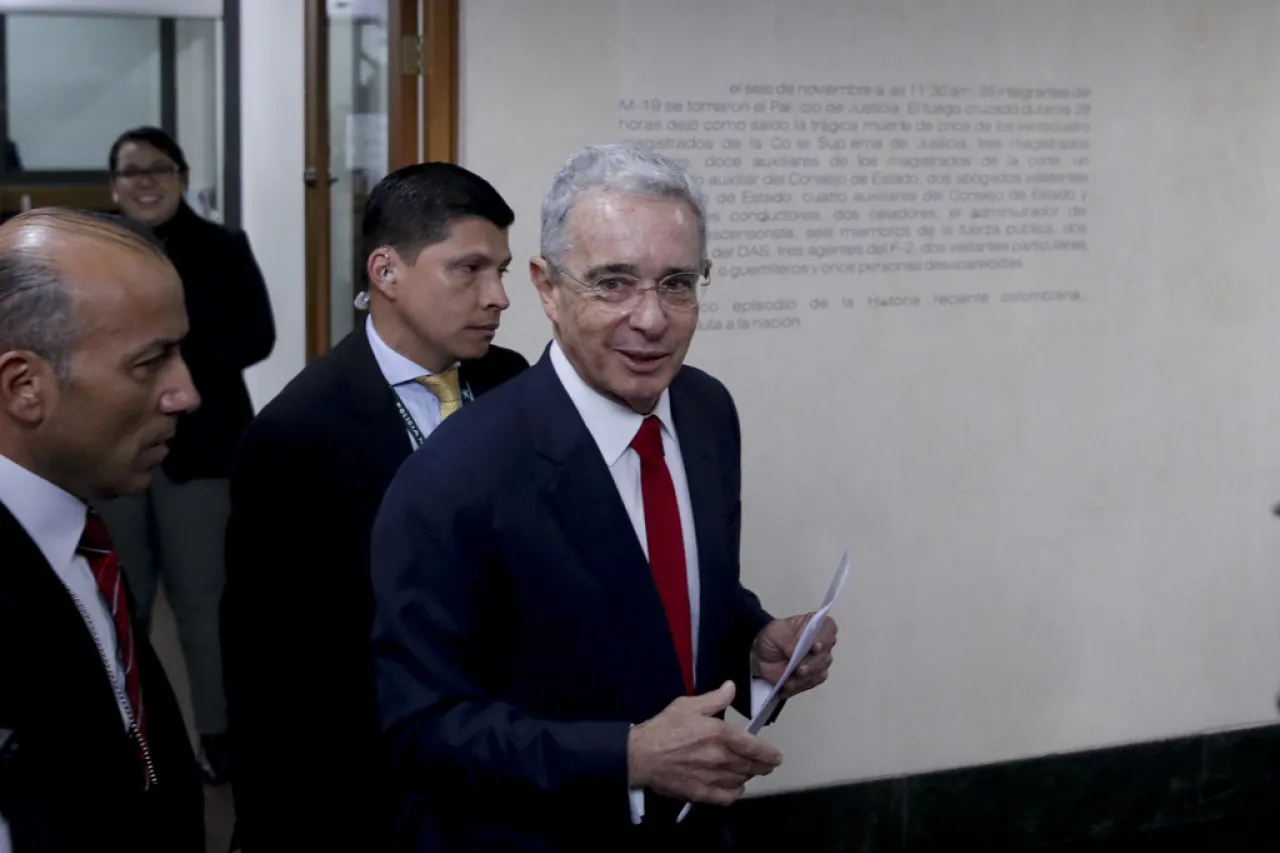 Ex presidente de Colombia es condenado a 12 años de prisión domiciliaria