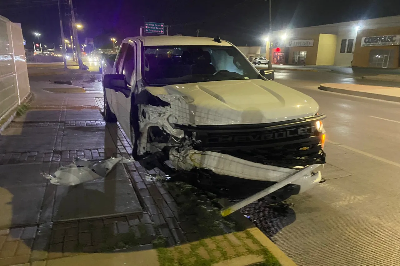 Juárez: Estrella su camioneta contra poste y huye a pie