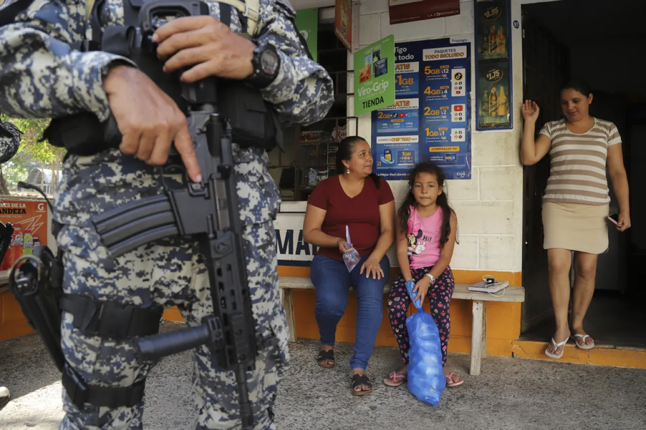 Mayoría se salvadoreños respalda guerra contra pandillas de Bukele: Estudio