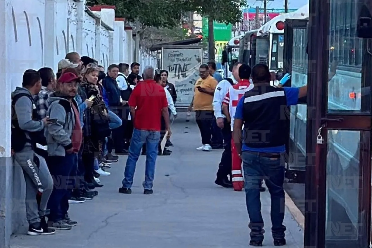 Chocan unidades de transporte de personal; empleados resultan lesionados 