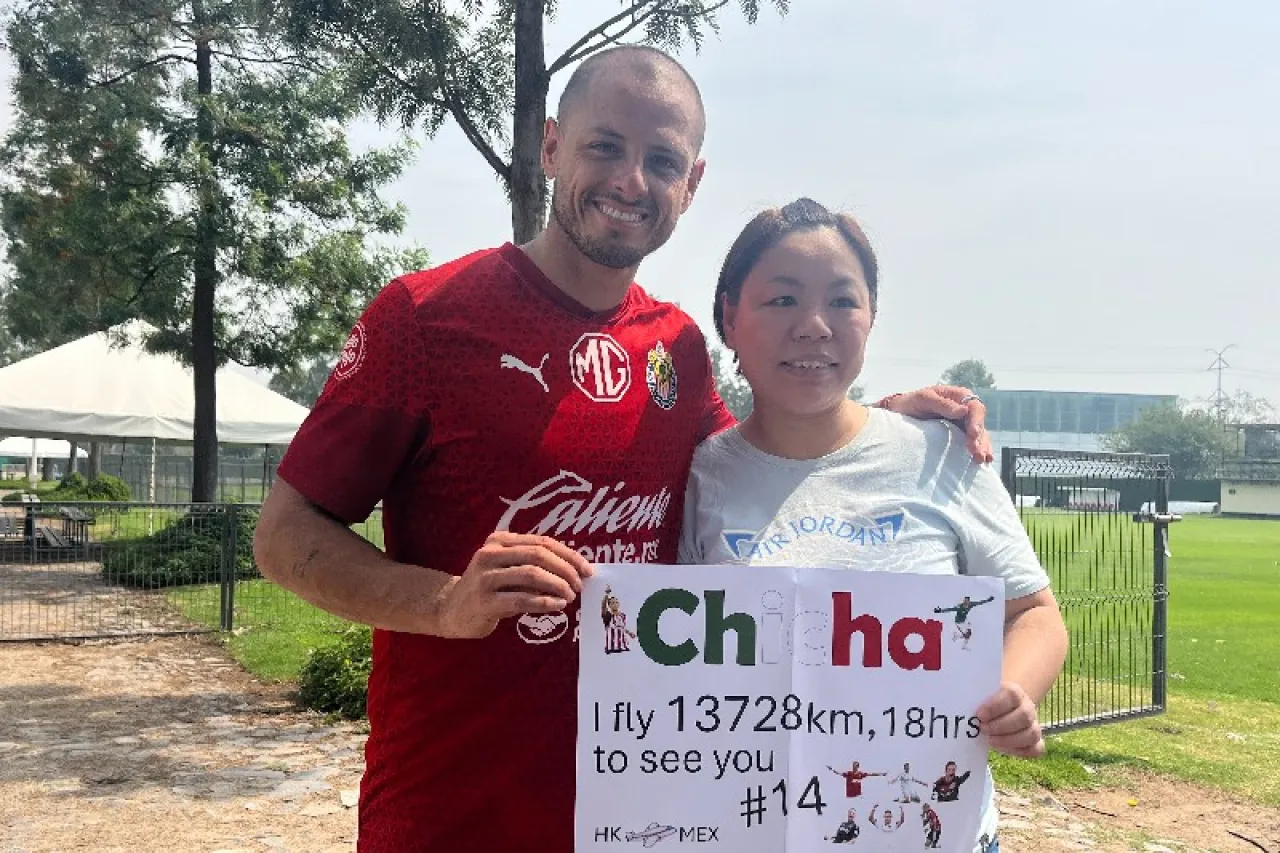 Soltó una lagrima: Señora viajó desde Hong Kong para conocer al Chicharito
