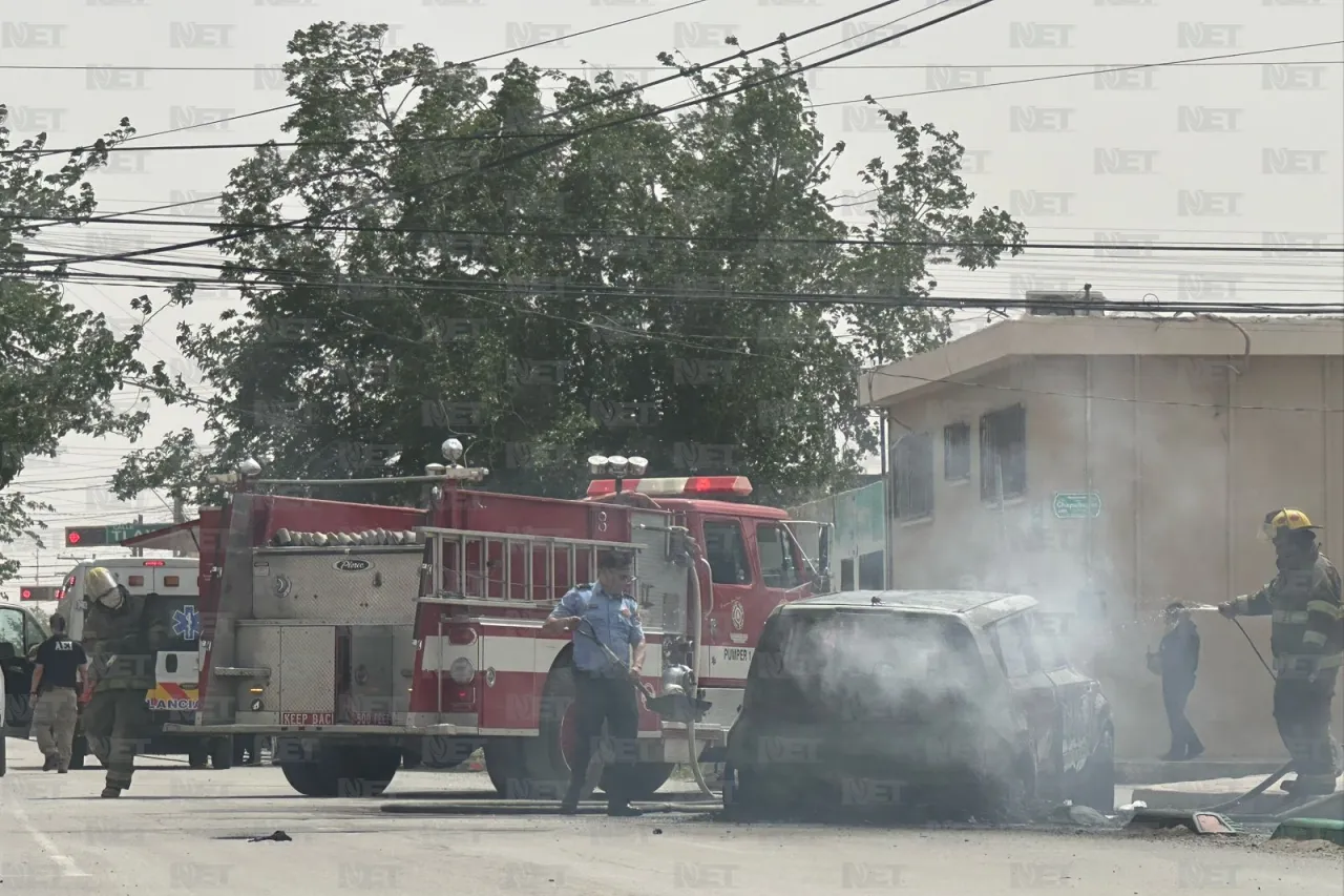 Ciudad Juárez: Tripulantes alcanzan a salir de auto en llamas
