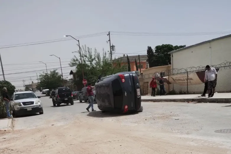 Juárez: Da vuelta, impacta llanta tirada y vuelca