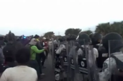 Caravana de migrantes se enfrenta a la GN en Chiapas