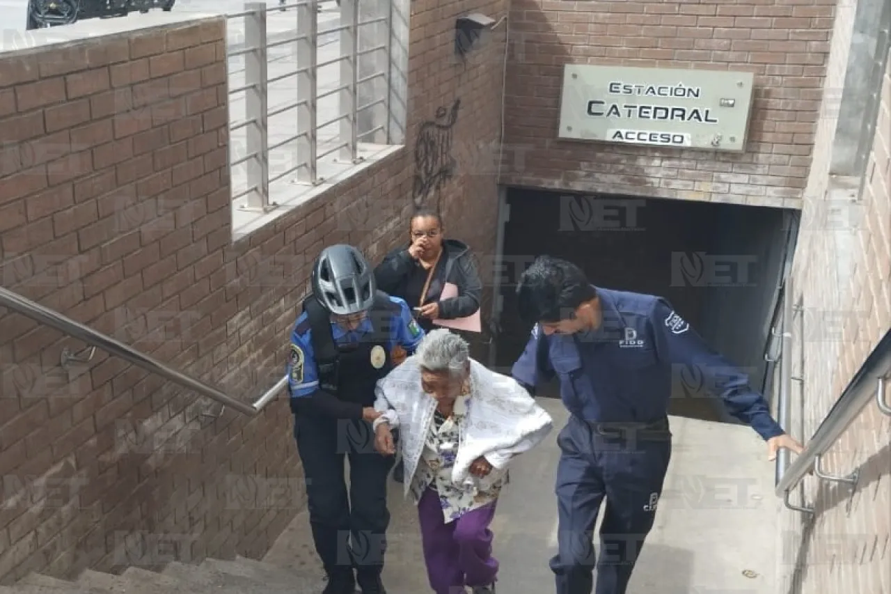Auxilia Policía Municipal a abuelita que no podía bajar a la Estación Catedral