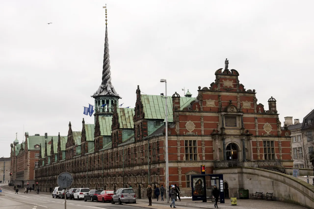 Incendio en la antigua Bolsa de Copenhague deja espectaculares imágenes