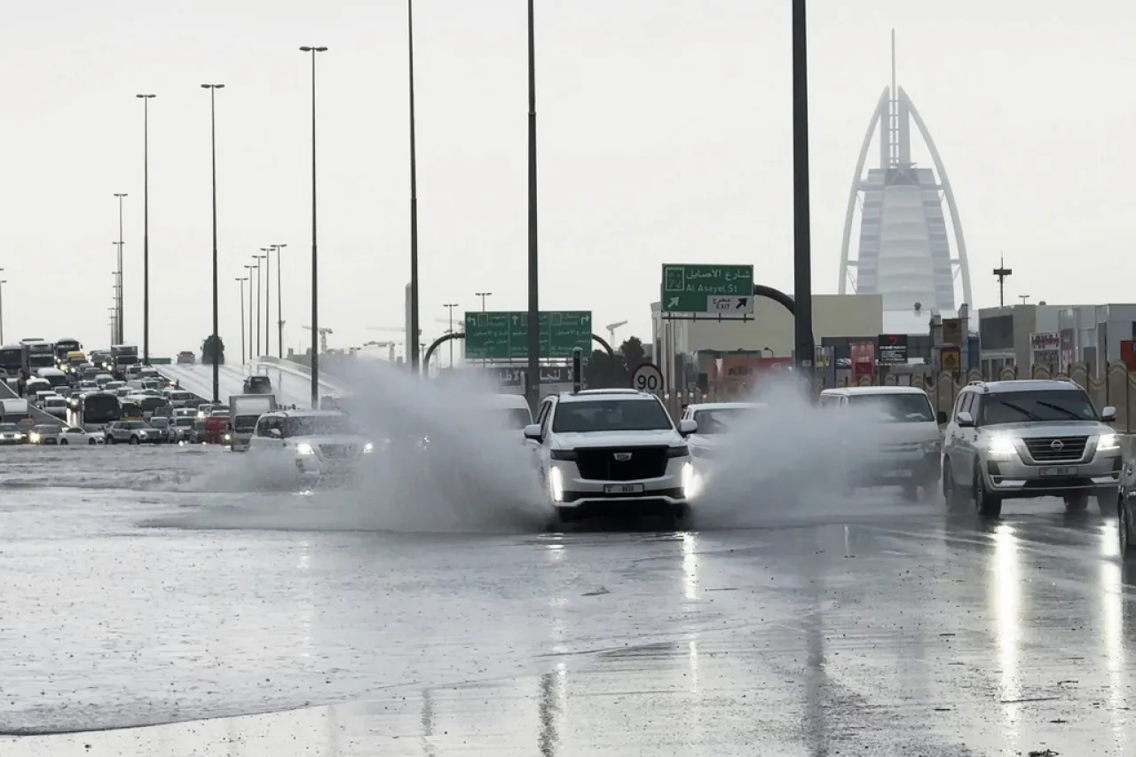 Fuertes lluvias azotan Emiratos y países vecinos