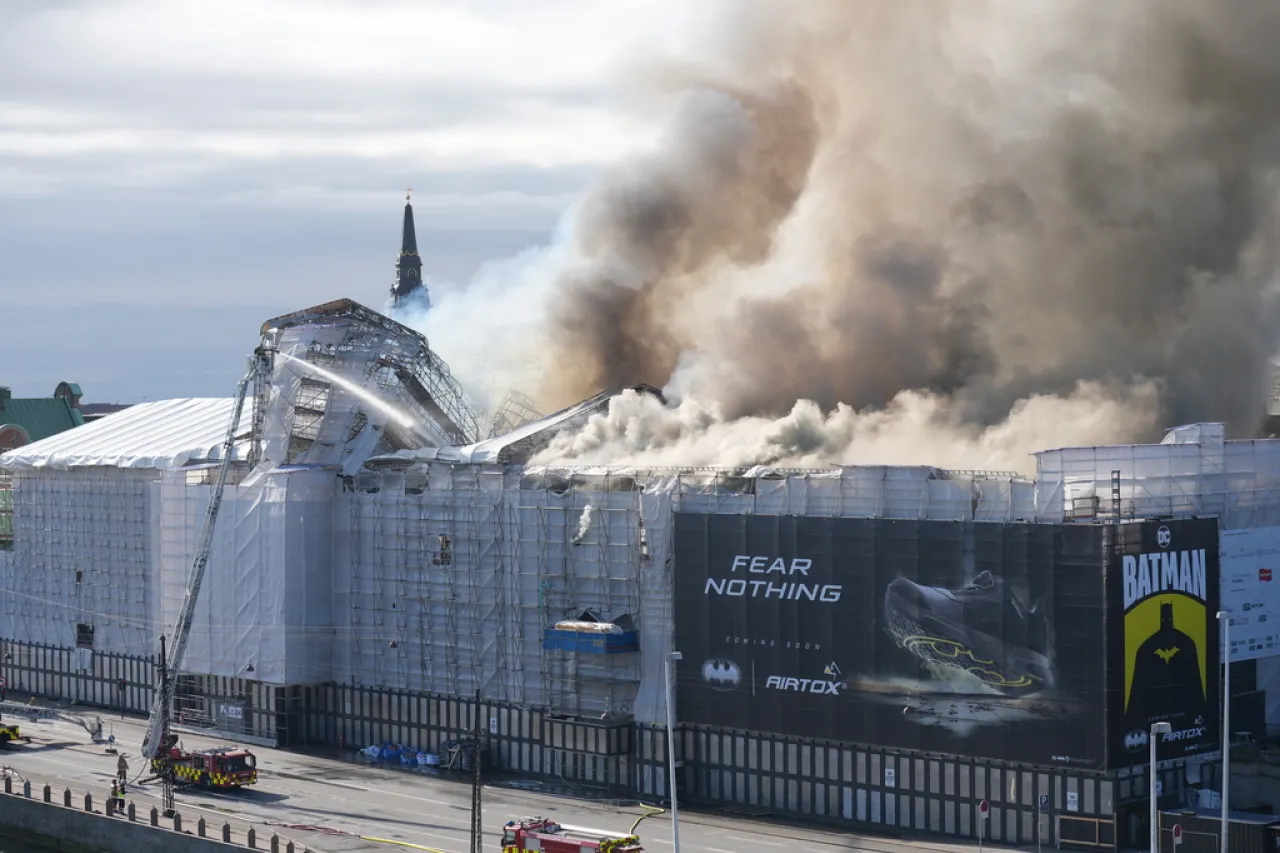 Incendio en la antigua Bolsa de Copenhague deja espectaculares imágenes