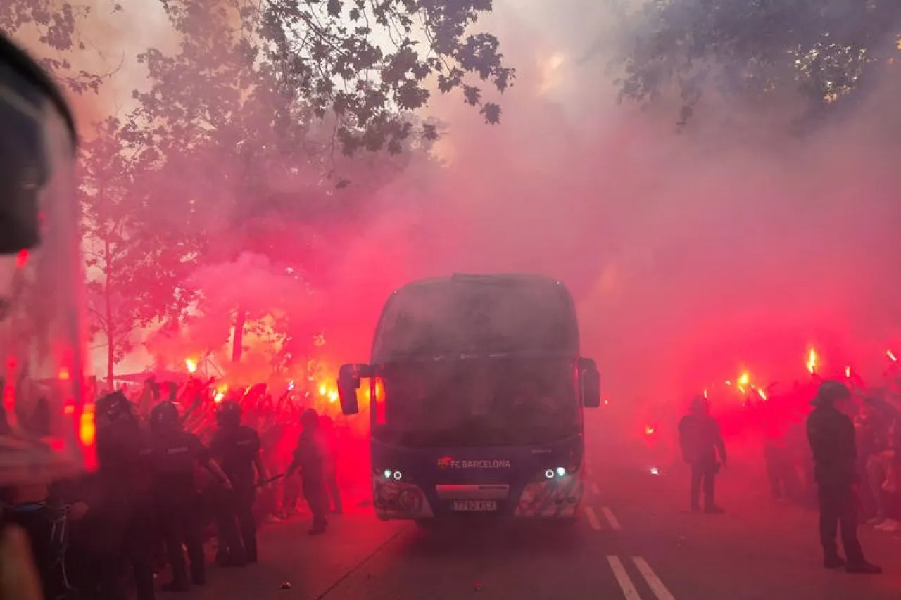 Champions: Ultras del Barça se confunden y apedrean camión de su propio equipo