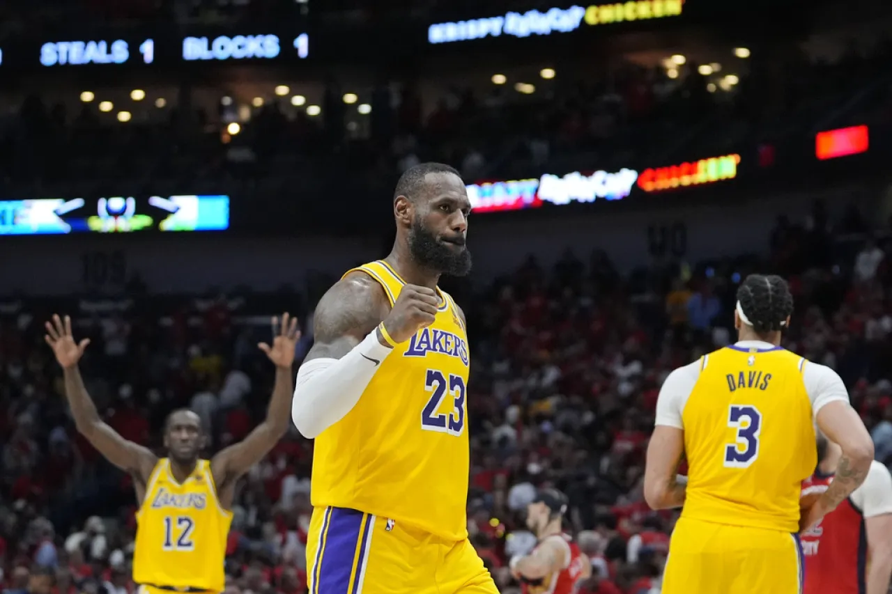 Logran Lakers boleto a playoffs de la NBA