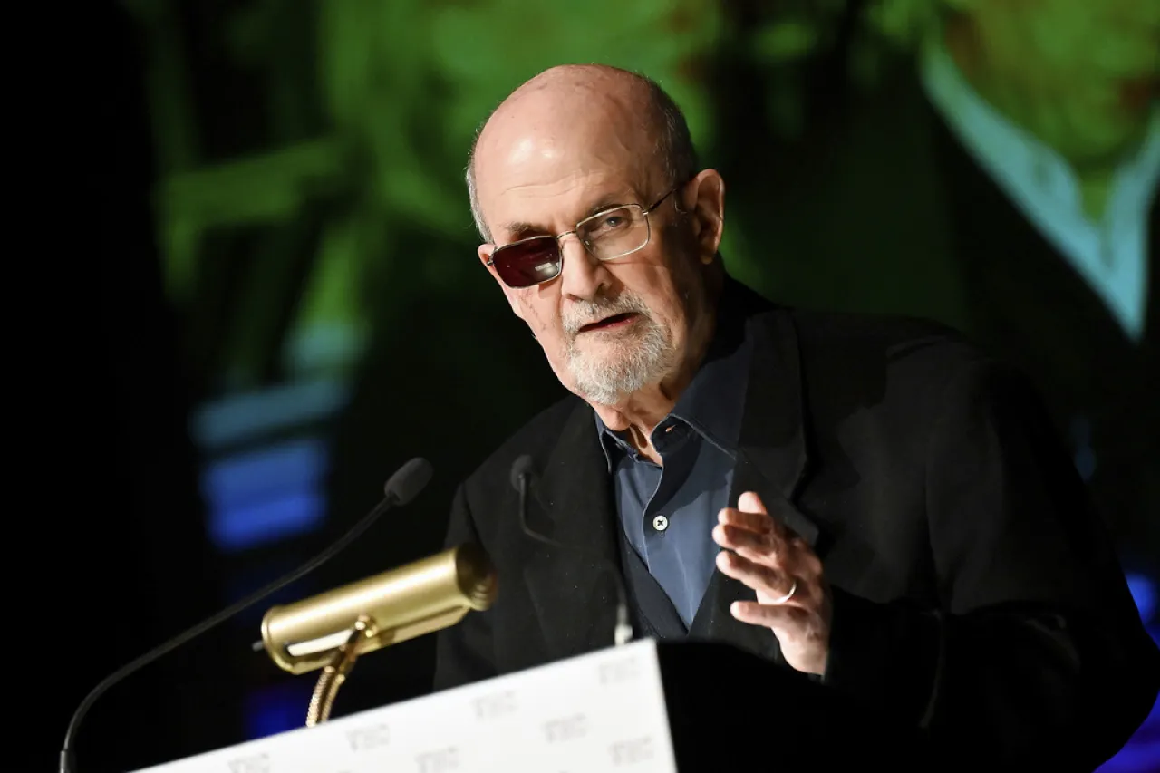 Aborda Salman Rushdie apuñalamiento e impulso vital en 'Knife'