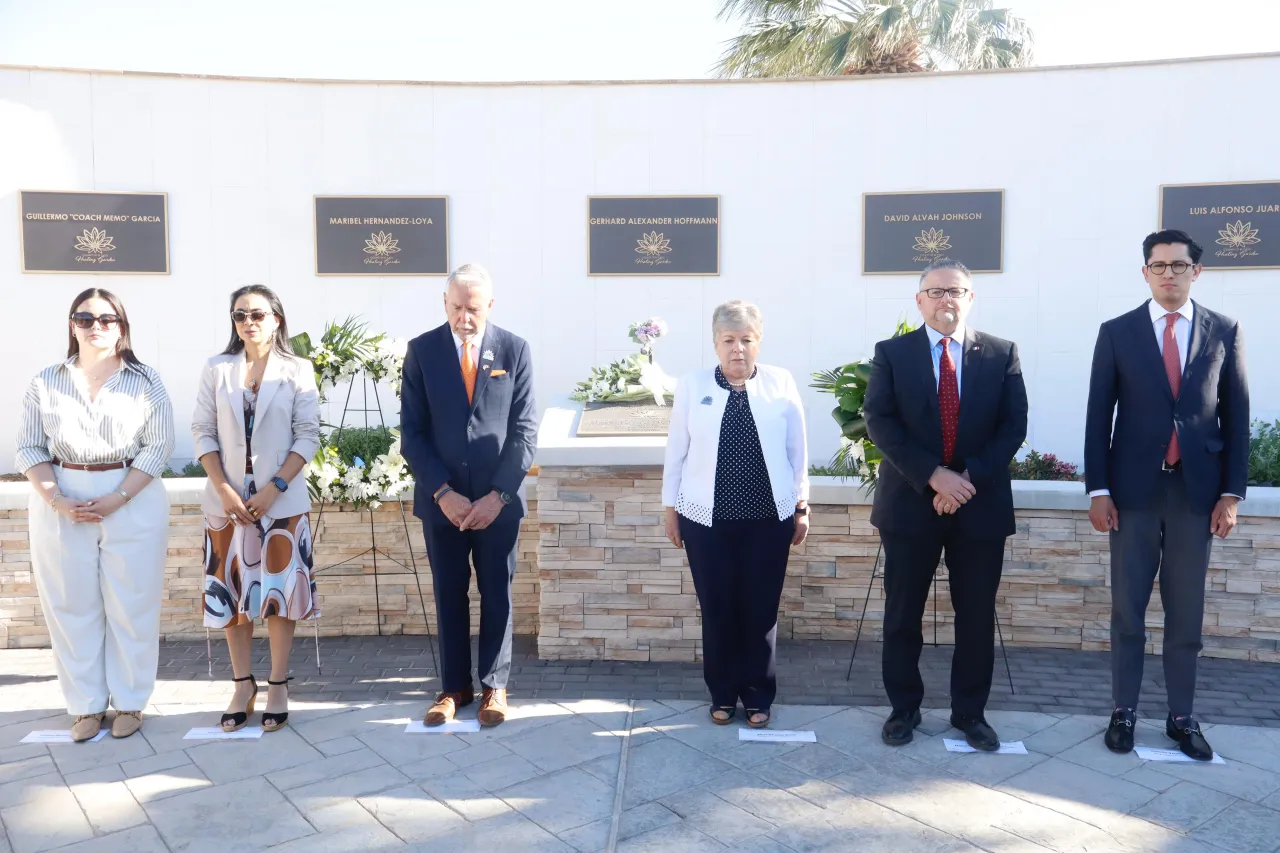 Canciller mexicana visita el memorial de las víctimas del tiroteo en El Paso